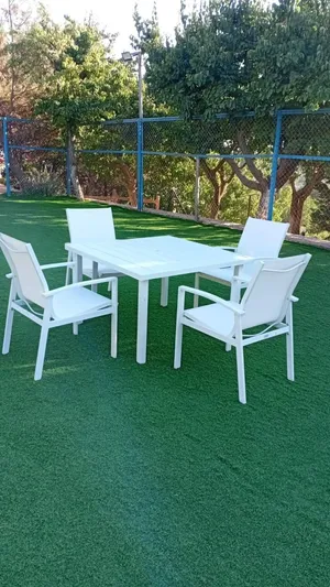 طاولة ألمنيوم مع أربعة كراسي