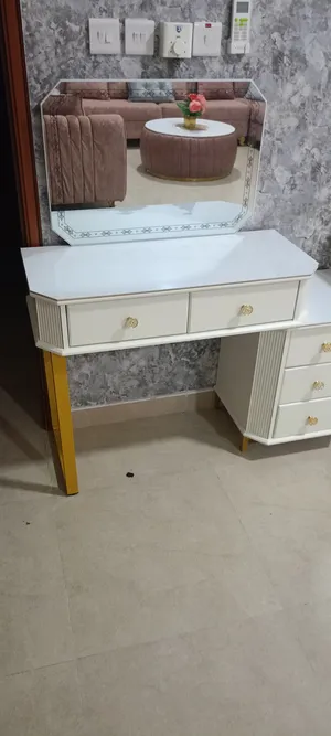 تسريحة أنيقة وعملية للبيع / Elegant and Practical Vanity for Sale
