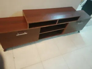 طاوله تلفزيون لمنيت مستعمله بحاله الوكاله