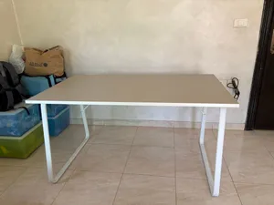 طاولة مكتب // جيمنج ايكيا IKEA مع منظم اسلاك بحالة الوكالة