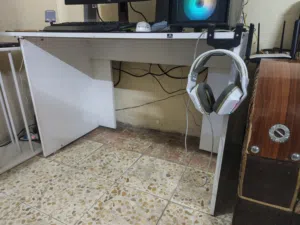 ميز ابيض نظيف كلش