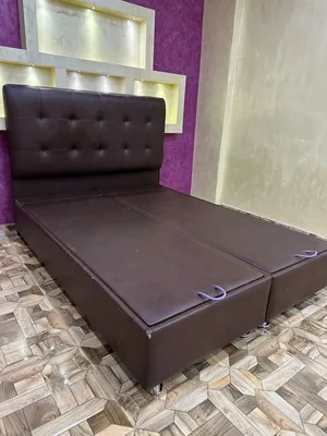 تخت  (( مفرد ونص ))نظام بوكس تخزين هايدروليك بحاله جيده +فرشه إسفنج ضغط  جلد لون بني  مقاس 150*200