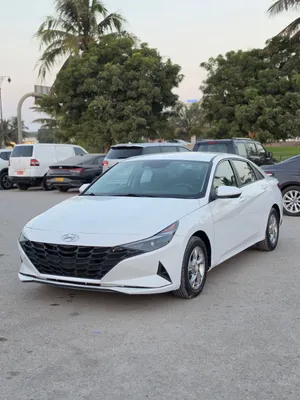 سياره هيونداي إلنترا موديل 2021 في قمة النظافه وارد امريكي مضمون السياره من كل عيب ولك حريه الفحص