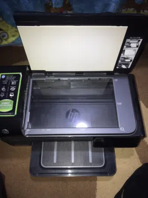 طابعه hp officejet A 7500 للبيع مستعمله ينقصها الاسلاك والكوابل