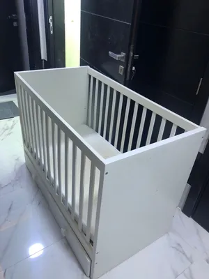 سرير اطفال مع خزانات سفلية نظيف جداً