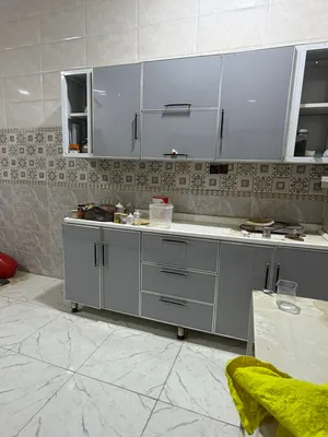 مطبخ تفصل لون رصاصي وابيض مستعمل سنة وحده