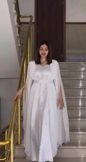 قفطان ابيض فخم Xl للبيع