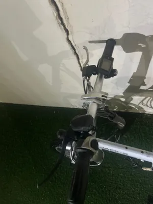 سكوتر للبيع مستعمل خربانه فيه البطاريه وبعض الوايرات