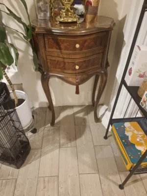 طاولة جانبيه.