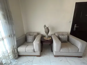طقم كنب بحالة جيدة جدا للبيع المستعجل