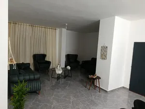 شقه بالجبل الشمالي خله الايمان شارع الصابر  175 متر سعرها 425 الف دفعه 120 الف  اقساتها 3500