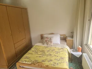 استوديو مفروش مساح 50 متر طابق تاني يوجد مصعد ويوجد حارس للعماره