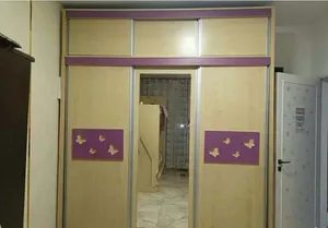 غرفه نوم وغزانه تعليق مع احذيه ومكتب للدراسه
