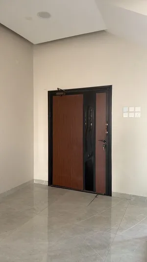 باب داخلي كبير شبه جديد