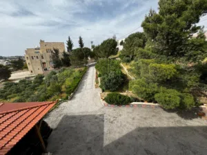 أرض و عقار سكن (أ) للبيع في محافظة البلقاء - السلط - البحيرة