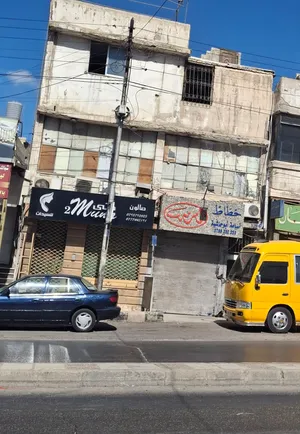 عماره ثلاث طوابق تقع على الشارع الرئيسي للبيع