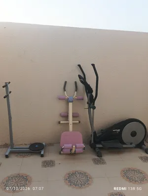 اجهزه رياضيه للياقه  جمله العدد 3 أجهزة الواضحة في صورة