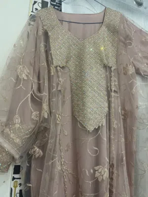 متوفر معانه فستان شكيل و جذاب يناسب للأفراح و الاعياد