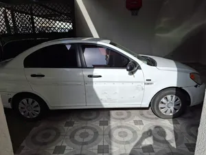 سيارة هيونداي اكسنت موديل 2006 بداخلية بيضاء ومواصفات عالية للبيع