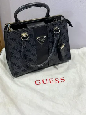 شنطه يد ماركةguess اللون اسود