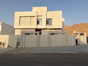 تم تخفيض السعر فيلا بالمحج في ارض كورنر بموقع ممتاز جدا  قرب الممشى  بالفيلا مكان مخصص للمصعد اللفت