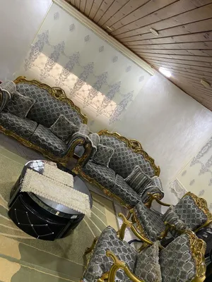 طقم كنب مع طاولة وسط زجاجية