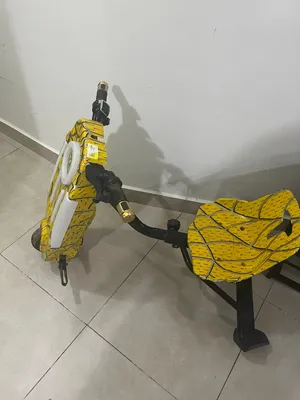 سكوتر أصفر استخدام بسيط :