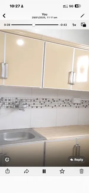 للايجار بحولي غرفتين حمامين صاله مطبخ عائلات وشركات.