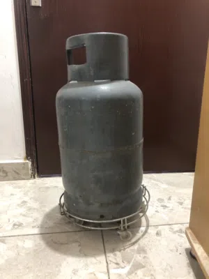 انبوبة غاز مع قاعدة متحركة