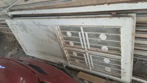 باب حديد ثقيل مع حلقه