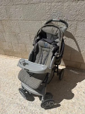 عرباية أطفال من نوع graco وبتوسع بالسيارة على المقعد الخلفي وبتنفك بتصير عرباي او عادي