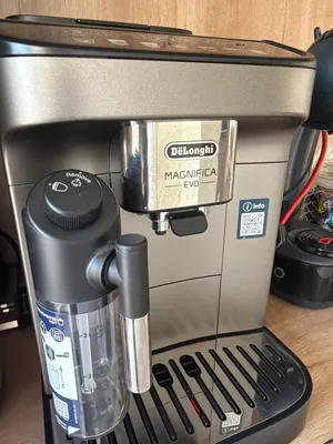 ماكينة قهوة أوتوماتيكية من ماركة DeLonghi