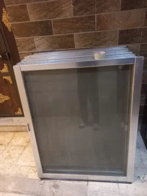 شبابيك المنيوم مستعمل بحال الوكااااله لون فضي