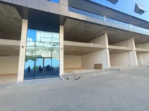 محل للإيجار في أفضل المواقع - وادي صقرة - مواقف سيارات وإرتداد واسع جدا