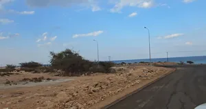 للبيع ارض كورنر مقابل لبحر في بمه