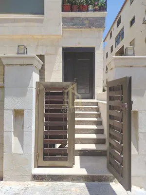 في موقع مميز في ام اذينة شقة ارضية 220م بسعر مغري / ref 1524