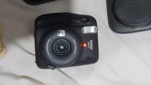 كاميرا instax mini 11 مستعمله مافيها شي كالجديده معاها كل ملحقاتها مصنوعه من الجلد للتصوير