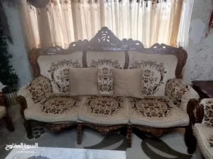 طقم كنب حفر للبيع  تسع مقاعد منجد بحاله الجديد  مع طاوله وسط رخام  وبرادي عدد اثنين مع جسر