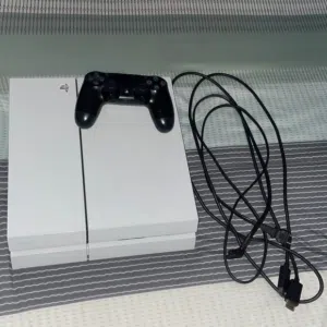 PS4 FAT WHITE 1TB حررق