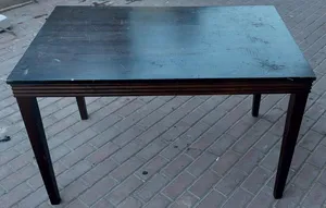 طاولة طعام مع اربع كراسي للبيع في ابو ظبي