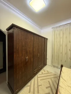 غرفة نوم كاملة مع ستائر