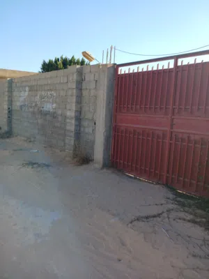 قطعة أرض للبيع مساحتها 400 متر مربع واجهتين يوجد بها بئر ماء وعدد 2 خزان ارضي يحيط بها صور واجهات  3