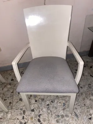 للبيع 9 كراسي وخمسه طاولات مربعه صغيره