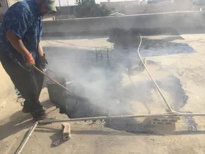 تزفيت الطرق والساحات وعزل الأسطح بالزفتة الساخنه او الرولات وعمل صبات فوم وسكريد  زفته تعبيد