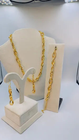 طقم لون مكفول سنة مطلي ذهبعقد واسوارة وحلق