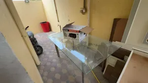 طاولة سطح زجاج ماتشتكي من شي