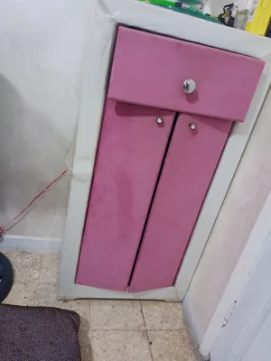 طاولة أحذية مع بفة نفس اللون والتنجيد