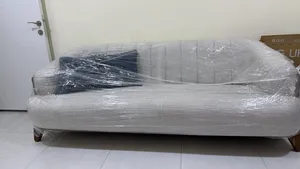قنفة مودرن 3 قطع جديدة بالنايلون للبيع من راشد هوم ماخذها لون شكري او كريمي مكانها مجمع دار السلام