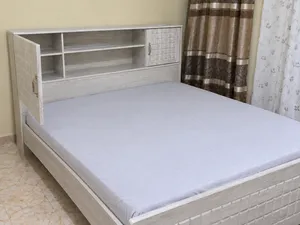 سرير مع دوشك نظيف استعمال خفيف
