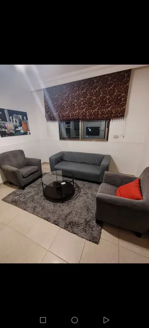 استديو غرفه وصاله ومطبخ وحمام مفروش فرش كامل ومرتب للإيجار 335 دينار شهري شامل خدمات الحارس والماء